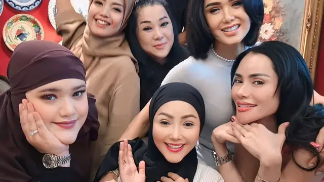 Momen Arisan Melly Goeslaw dan Sahabat di Rumah Yuni Shara