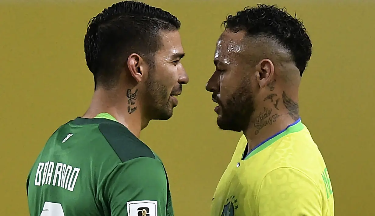 Striker Timnas Brasil, Neymar (kanan) bersitegang dengan gelandang Bolivia, Diego Bejarano pada laga Kualifikasi Piala Dunia 2026 zona Conmebol di Mangueirao Stadium, Belem, Brasil, Sabtu (9/9/2023) pagi WIB. (AFP/Carl De Souza)
