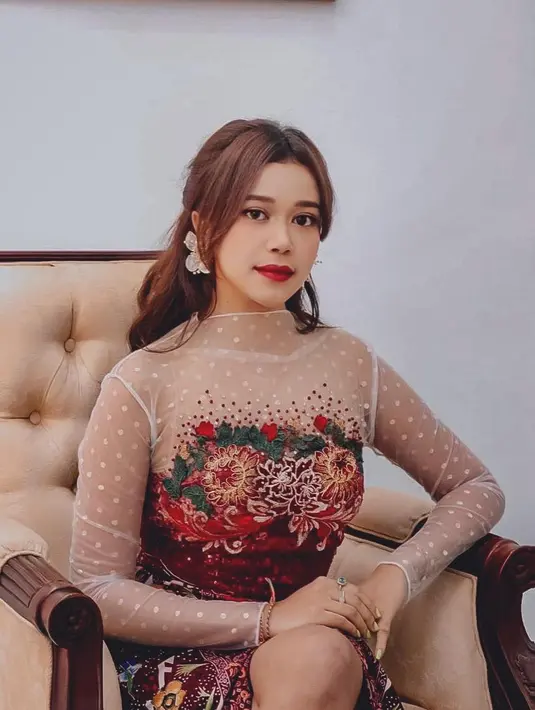 Dengan lipstik warna merah, Brisia Jodie makin memesona. Jebolan Indonesian Idol musim kesembilan tahun 2017 lalu ini tampil berani dengan polesan makeup tebal. Tatanan rambut dan outfit yang dikenakan oleh Brisia Jodie juga membuat penampilannya lebih elegan bahkan sukses mencuri perhatian warganet. (Liputan6.com/IG/@brisiajodie96)