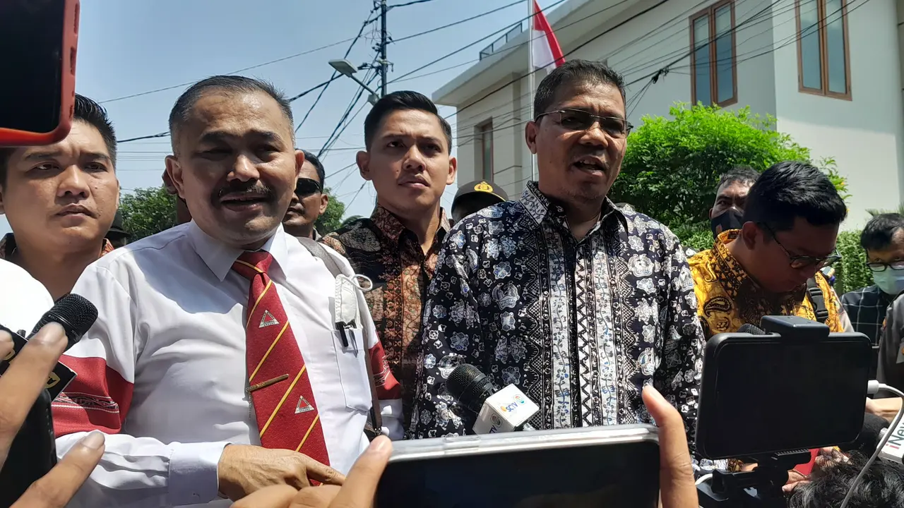 Tim penasihat hukum Brigadir J memutuskan pulang dari lokasi rekonstruksi pembunuhan, Selasa (30/8/2022). (Liputan6.com/ Ady Anugrahadi)