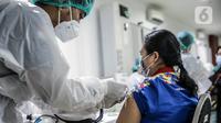Petugas medis menyuntikkan vaksin COVID-19 Astrazeneca kepada pekerja ritel di GOR Tanjung Duren, Jakarta Barat, Senin (24/5/2021). Kementerian Kesehatan menargetkan 40.349.049 orang di Indonesia mendapat vaksinasi COVID-19 dosis pertama. (Liputan6.com/Faizal Fanani)