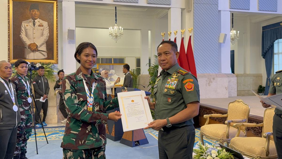 017508900_1767886053-Panglima_TNI_Jenderal_Agus_Subiyanto_memberikan_penghargaan_kepada_anggota_TNI_sekaligus_atlet_peraih_medali_di_SEA_Games.jpg