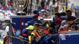Pelatih Barcelona, Ernesto Valverde (tengah) mengambil gambar dengan handphone dari atas bus di Barcelona, (30/4/2018). Barcelona memastikan gelar setelah menang 4-2 atas Deportivo. (AP/Manu Fernandez)