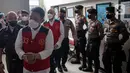 Terdakwa Chuck Putranto, Irfan Widyanto, dan Baiquni Wibowo tiba di Pengadilan Negeri Jakarta Selatan, Jakarta, Rabu (19/10/2022). Mereka akan menjalani sidang lanjutan kasus obstruction of justice terkait pembunuhan berencana terhadap Brigadir Nopriansyah Yosua Hutabarat atau Brigadir J. (Liputan6.com/Faizal Fanani)