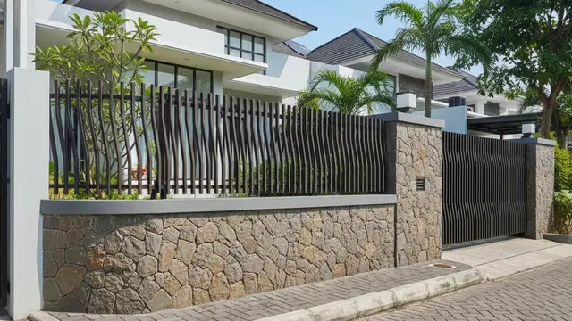 Model Pagar Rumah Semi Terbuka Anti Hewan Liar. Gemini