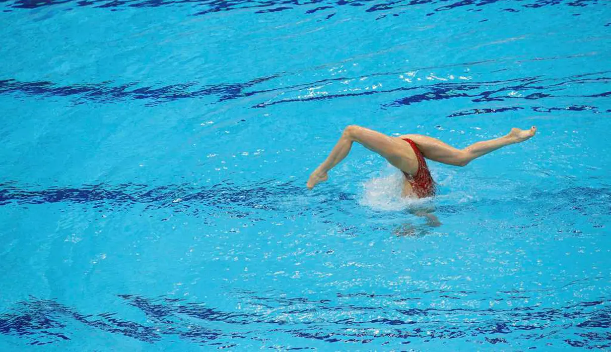 Atlet Rusia, Natalia Ishchenko, saat beraksi di nomor final solo free renang indah Kejuaraan Eropa Akuatik 2016 di London, Inggris, (10/5/2016). (Reuters/Andrew Boyers).