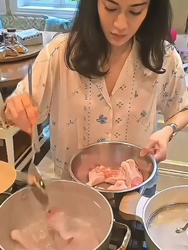 Tampilan Wajah Natural Dian Sastrowardoyo saat masak. [@therealdisastr]