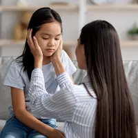 Ilustrasi menenangkan anak yang cemas/copyright shutterstock/Prostock-studio