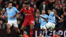 Gelandang Liverpool asal Belanda Ryan Gravenberch berebut bola dengan gelandang Manchester City asal Inggris Grealish (kiri) dan gelandang Manchester City asal Brasil Savinho (kanan) selama pertandingan sepak bola Liga Primer Inggris antara Liverpool dan Manchester City di Anfield, Liverpool, Inggris barat laut pada 1 Desember 2024.Adrian Dennis / AFP