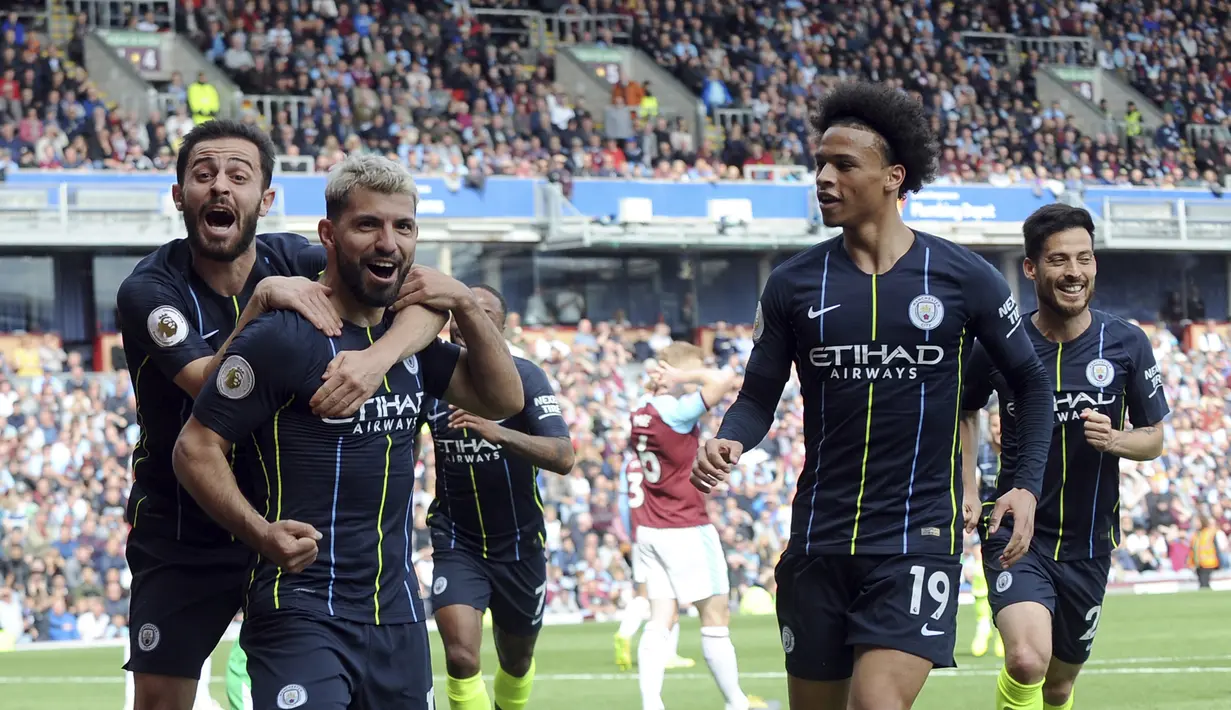 Para pemain Manchester City merayakan gol yang dicetak oleh Sergio Aguero ke gawang Burnley pada laga Premier League di Stadion Turf Moor, Minggu (28/4). Manchester City menang 1-0 atas Burnley. (AP/Rui Vieira)
