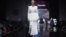 Yasmin Napper mengenakan busana all white untuk presentasi Khanaan di JMFW 2024. [dok. Wardah]