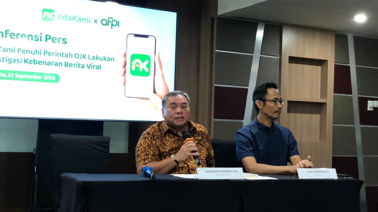 Direktur Utama AdaKami Bernardino Moningka Vega dalam konferensi pers, Jumat (21/9/2023). Bernardino membantah AdaKami berikan bunga tinggi. (Tira/Liputan6.com)