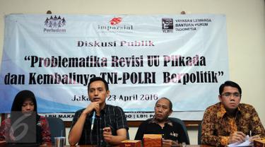 Pengamat politik Imparsial, Al Araf (kedua kiri) memberikan pernyataan saat diskusi di gedung YLBHI Jakarta, Sabtu (23/4/2016). Diskusi membahas Problematika Revisi UU Pilkada dan Kembalinya TNI-Polri Berpolitik. (Liputan6.com/Helmi Fithriansyah)