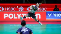 Pebulu tangkis tunggal putra Indonesia, Jonatan Christie melakukan smash ke arah kompatriotnya, Alwi Farhan dalam babak 16 besar Indonesia Open 2026 di Istora Senayan, Jakarta, Kamis (04/06/2026). (Bola.com/Bagaskara Lazuardi)