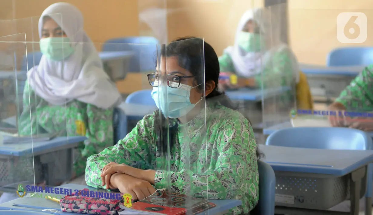 Murid melakukan kegiatan belajar tatap muka dengan penerapan protokol kesehatan COVID-19 di SMAN 2 Cibinong, Kabupaten Bogor, Jawa Barat, Rabu (17/3/2021). Sebanyak 170 sekolah di Kabupaten Bogor mulai menggelar uji coba pembelajaran secara tatap muka hingga 10 April 2021. (merdeka.com/Arie Basuki)