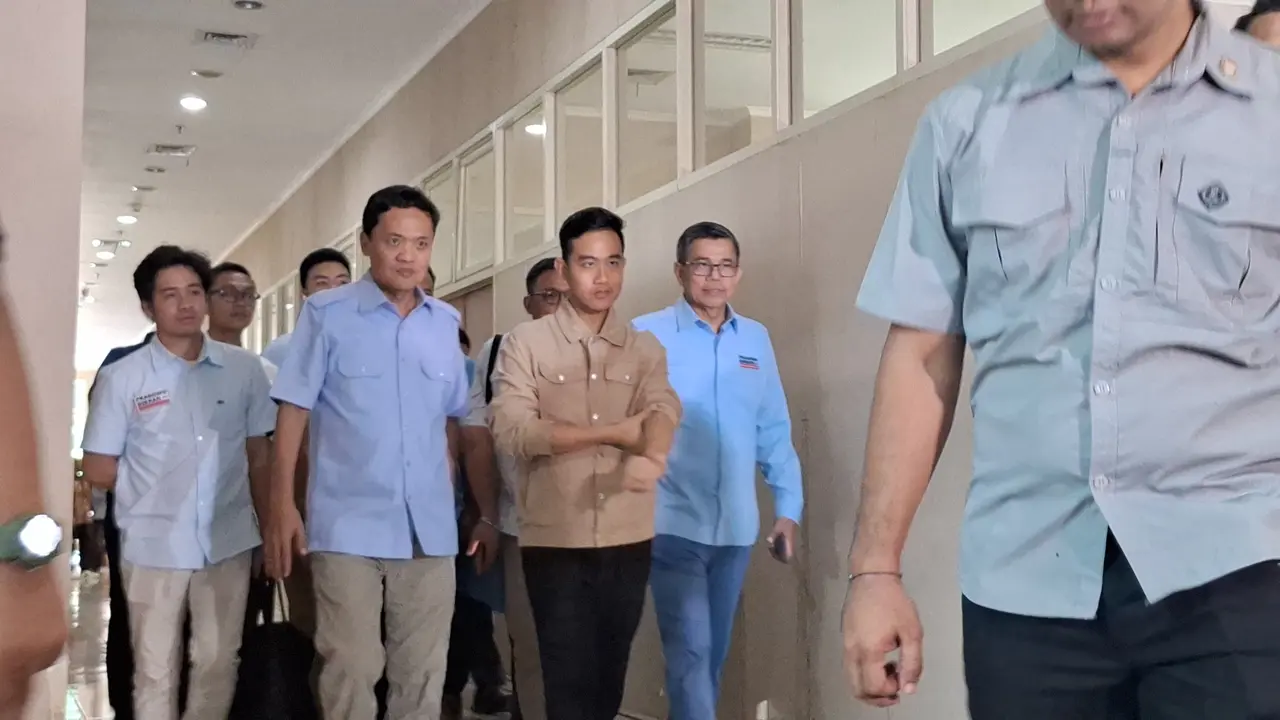Calon wakil presiden (cawapres) nomor urut 2, Gibran Rakabuming Raka usai memenuhi panggilan Badan Pengawas Pemilu (Bawaslu) Jakarta Pusat (Jakpus), Rabu (3/1/2024).