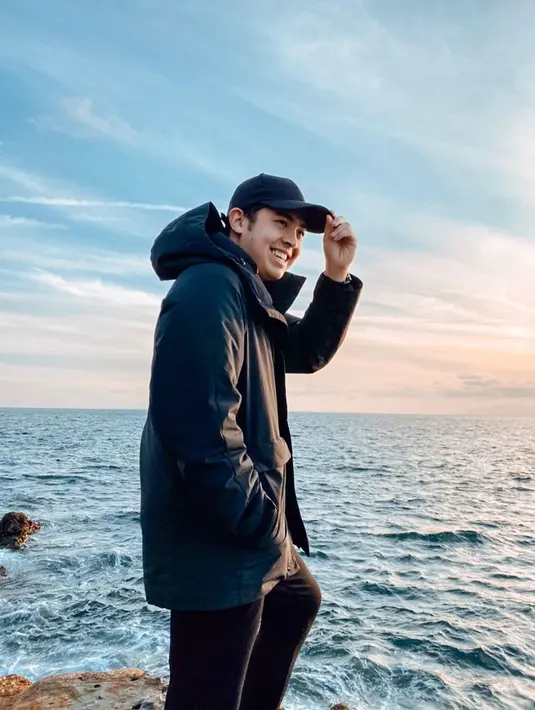 Memilih berbusana serba hitam, gaya Jerome Polin saat berlibur ini pun bisa ditiru. Menggunakan jaket hitam yang senada dengan topi serta celananya, penampilan Jerome ini juga tak lepas dari sorotan. (Liputan6.com/IG/@jeromepolin)