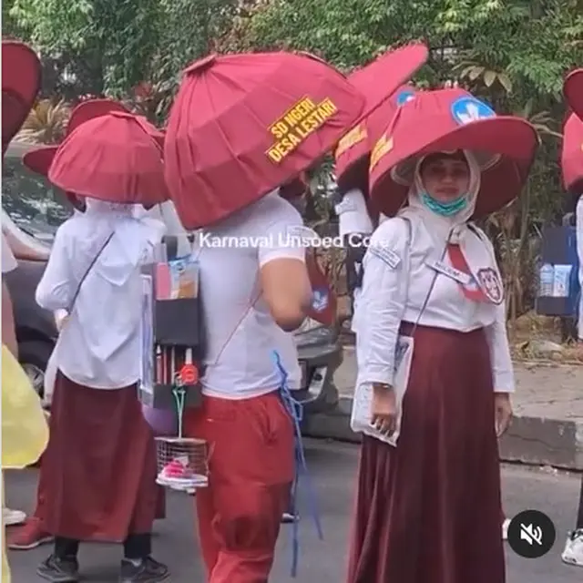 6 Potret Atribut Sekolah Nyeleneh Ini Bikin Enggak Habis Pikir, Ada Topi Raksasa