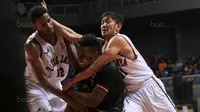 Pemain Hangtuah Sumsel, Palmore Keenan (tengah) berusaha keluar dari adangan dua pemain Pelita Jaya pada laga Perbasi Cup 2017 di Sports Mall, Kelapa Gading, Jakarta, (09/11/2017). Pelita Jaya menang 67-58. (Bola.com/Nick Hanoatubun)
