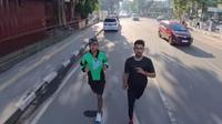 Aksi solidaritas untuk mengenang Affan Kurniawan, pria di Kota Medan, Sumatera Utara (Sumut)&nbsp;dengan&nbsp;lari sepanjang 13 km mengenakan jaket ojol pada Sabtu pagi (30/8/2025). (Liputan6.com/Reza Efendi)