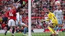 Pemain MU, Christian Eriksen (kiri), mencetak gol pertama bagi MU ke gawang Nottingham Forrest dalam pertandingan pekan ketiga Liga Inggris 2023/2024 yang berlangsung di Old Trafford, Manchester, Inggris, Sabtu (26/8/2023). (AFP/Darren Staples)