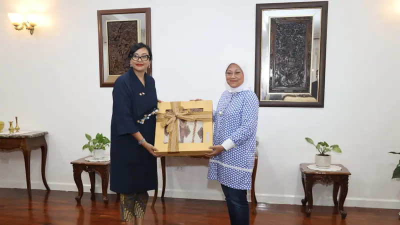 Menteri Ketenagakerjaan, Ida Fauziyah menemui Duta Besar untuk Laos, Grata Endah Werdaningtyas untuk membahas penjajakan peluang kerja sama antara Indonesia dan Laos. (Foto: Istimewa)