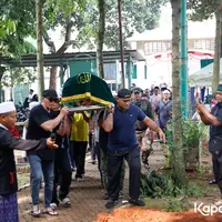Isak tangis keluarga dan sahabat mewarnai prosesi pemakanan  komedian Taufik Lala. Tangis anak-anak mengantar ayahnya ke peristirahatan terakhirnya. Berikut potret suasana haru pemakaman Taufik Lala. [Foto: Bayu Herdianto/KapanLagi.com]