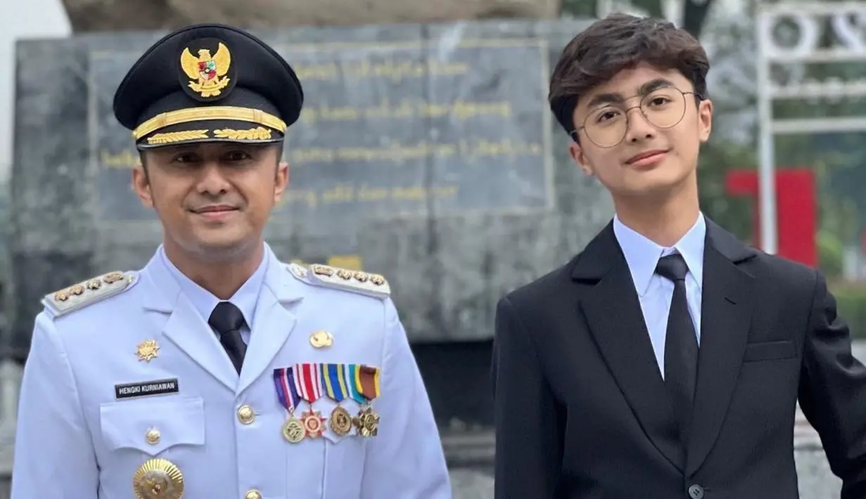 Bintang lahir pada 13 Februari 2009. Tapi kini, tingginya sudah sama dengan ayahnya. Momen bintang mendampingi sang ayah saat di lantik menjadi Bupati Bandung Barat beberapa tahun lalu. [Instagram/hengkykurniawan]