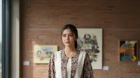 Model Outer Batik Wanita Motif Kawung Aksen Polos (Image by Gemini)