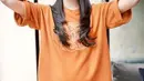 Rambut panjang menjadi salah satu daya tarik Sandra Dewi. Dari segala sisi, tak pernah ada celah untuk tidak mengaguminya. (Instagram @sandradewi88)