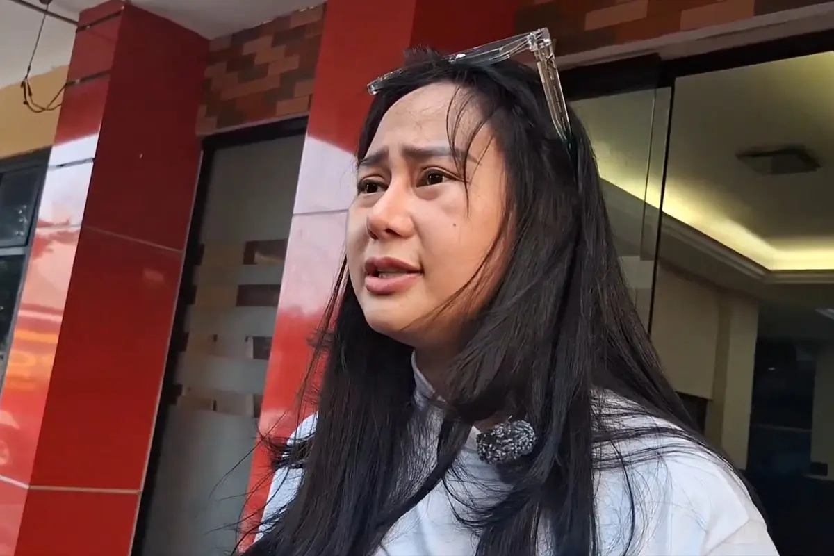 Selebgram Denise Chariesta menyambangi Polres Metro Jakarta Selatan (Jaksel), Rabu (9/4/2025).