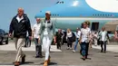 Presiden AS Donald Trump dan ibu negara Melania Trump setibanya di Luis Muniz Air National Guard Base, Puerto Rico, Selasa (3/10). Trump tiba di Puerto Rico untuk menyaksikan langsung kehancuran akibat terjangan Badai Maria dua pekan lalu. (AP/Evan Vucci)