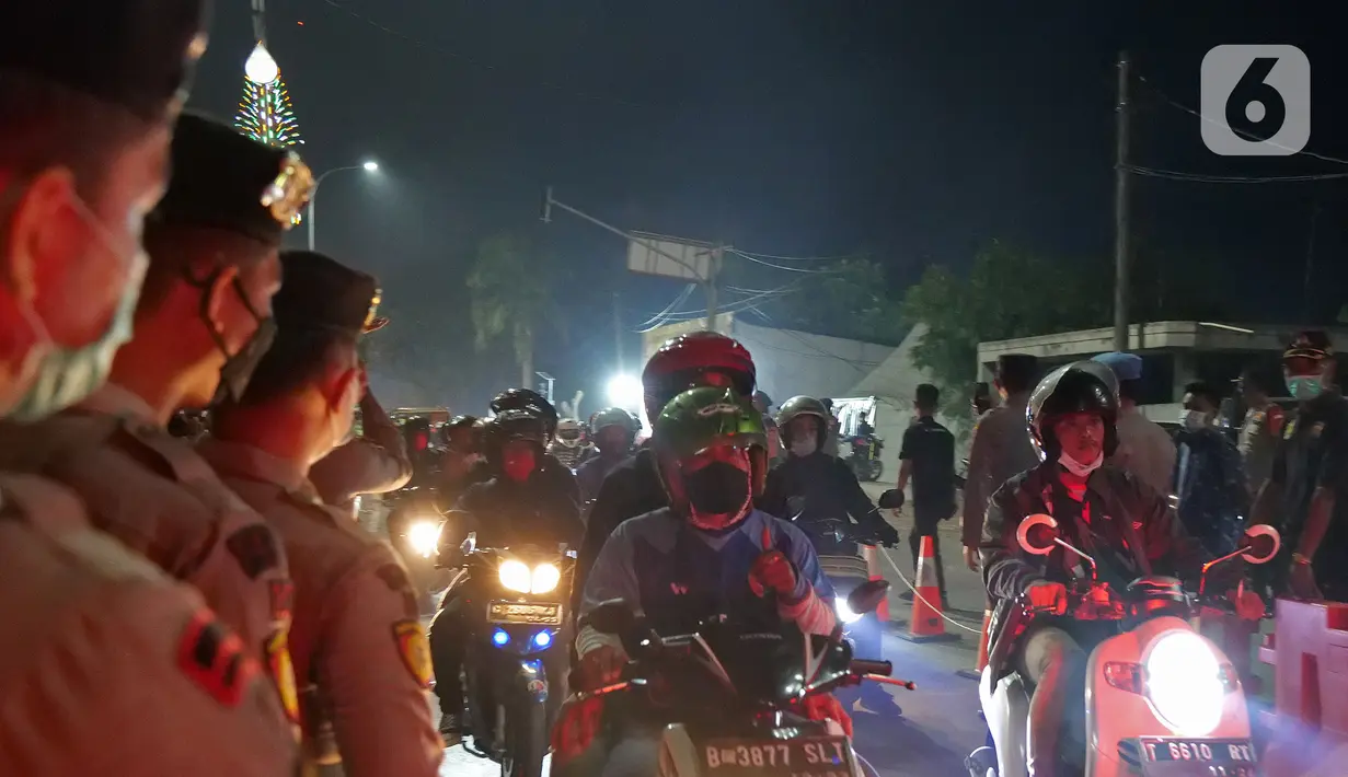 Pemudik motor melintas di posko penyekatan mudik di Kedungwaringin, Kabupaten Bekasi, Jawa Barat, Selasa (11/5/2021) dini hari. Bila sudah dialirkan, nantinya pemudik akan kembali disekat oleh titik Polres di Jawa Barat dengan penyekatan berlapis. (Liputan6.com/Herman Zakharia)
