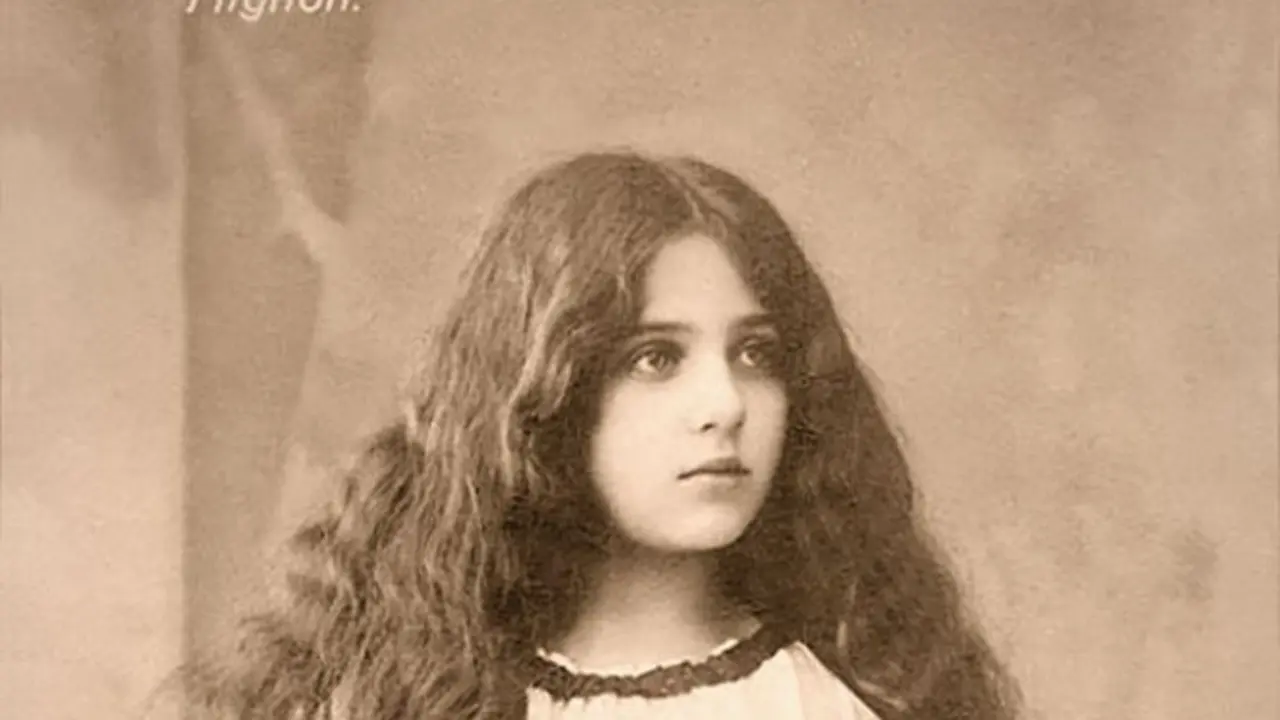 [Bintang] 10 Foto Model Perempuan Kartu Pos Jadul dari Era 1900-an