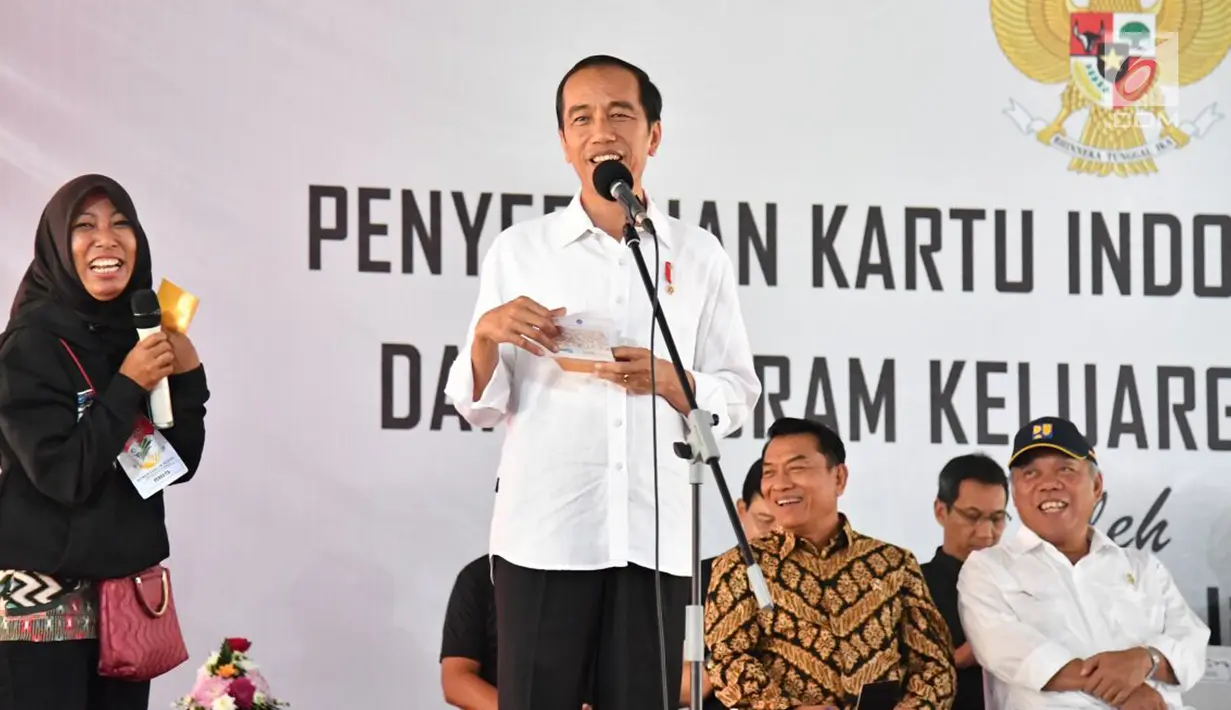 Presiden Joko Widodo atau Jokowi memberi pertanyaan kepada seorang wanita saat penyerahan KIP dan PKH di SMA Negeri 1 Palembang, Sumatra Selatan (22/1). (Liputan6.com/Pool/Biro Setpres)