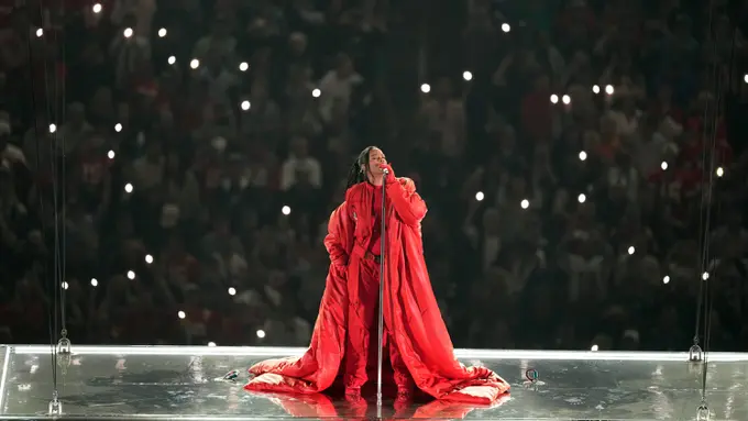 Hamil Anak Kedua, Rihanna Curi Perhatian di Super Bowl 2023