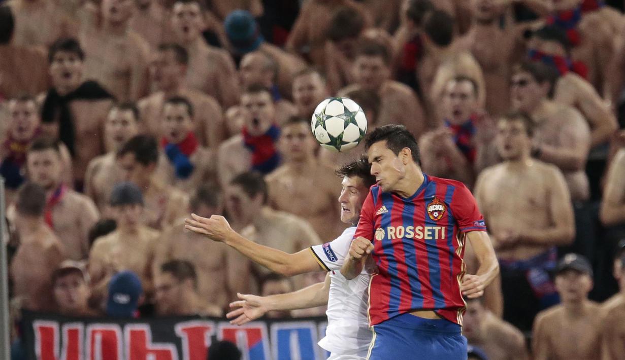 Pemain Tottenham, Ben Davies (kiri) berduel dengan pemain CSKA, Georgi Milanov pada lanjutan Liga Champions grup E di CSKA Stadium, Rabu (28/9/2016) dini hari WIB. (AP/Ivan Sekretarev)