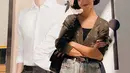 Putri Marino juga sempat terlihat memakai celana denim serta sweaters simpel saat berfoto dengan poster aktor Korea Selatan, Gong Yoo. Ia juga memilih memakai shoulder bag berwarna hitam untuk detail penampilannya. (Liputan6.com/IG/@putrimarino)