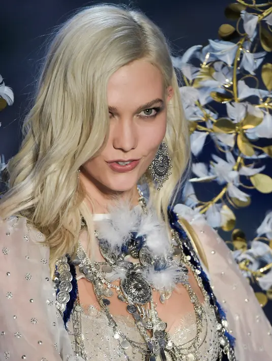 Model AS, Karlie Kloss berpose menampilkan lini pakaian dalam selama Victoria's Secret Fashion Show 2017 di Shanghai, Senin (20/11). Karlie menjadi satu dari 55 model yang unjuk gigi di pesta tahunan brand lingerie populer tersebut. (FRED DUFOUR/AFP)