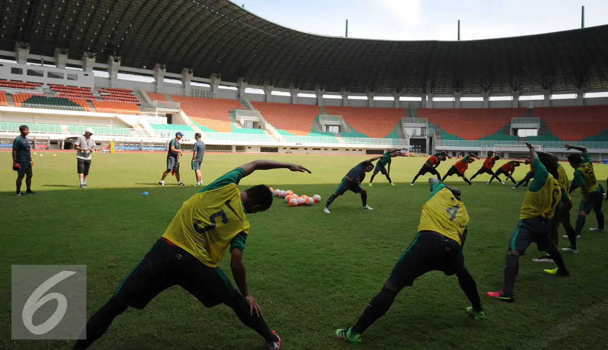 Pemain melakukan peregangan usai mengikuti seleksi timnas Indonesia tahap pertama di Stadion Pakansari, Bogor, Selasa (9/8). Timnas Indonesia juga harus memperhitungkan kekuatan tuan rumah, Filipina. (Liputan6.com/Helmi Fithriansyah)