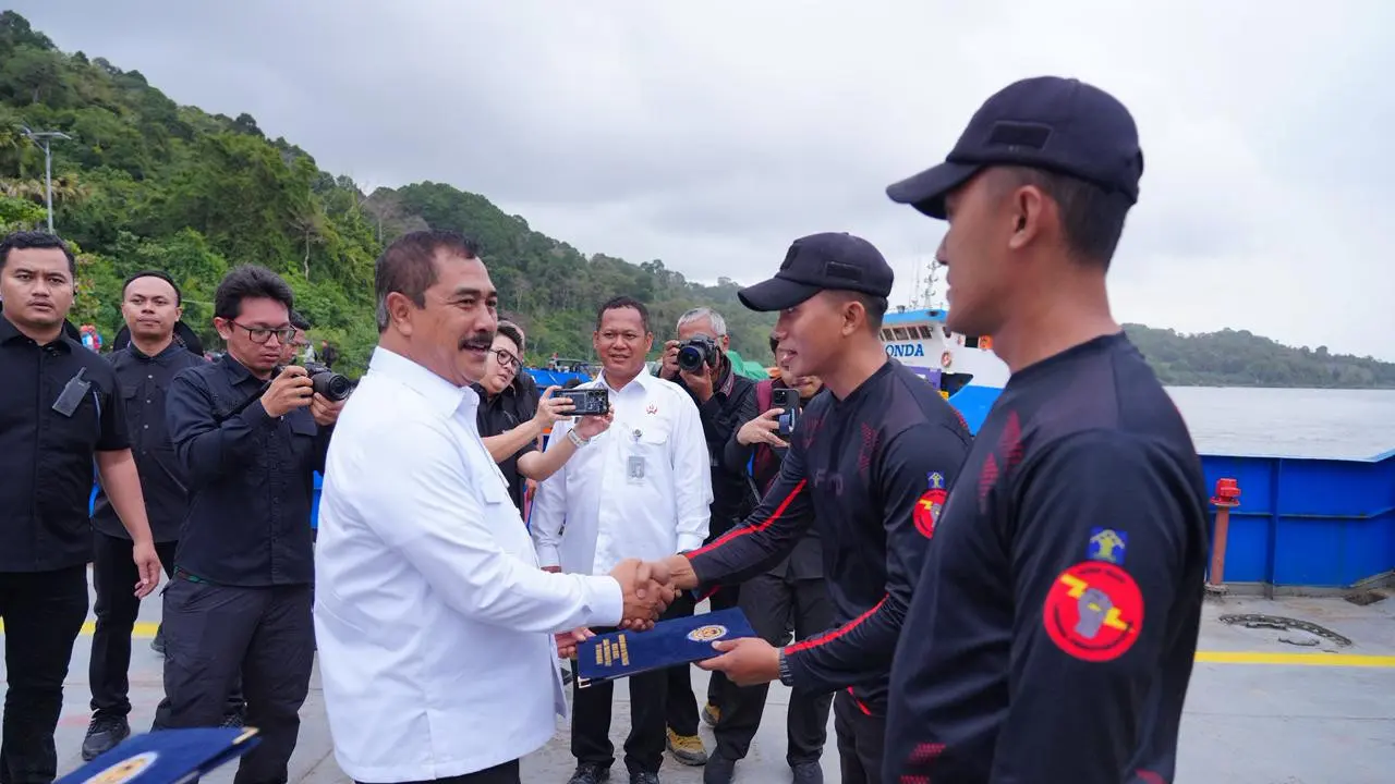 Menimipas Serahkan Langsung SK Kenaikan Grade Petugas Lapas Batu Nusakambangan