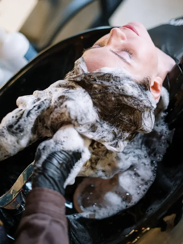 Arti Mimpi Keramas yang Bikin Khawatir