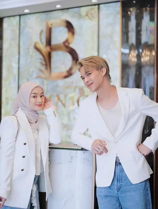 Perubahan warna rambut Rey Mbayang ini bahkan menyamarkan Rey Mbayang sudah jadi ayah dari dua anak. (Liputan6.com/IG/@reymbayang)