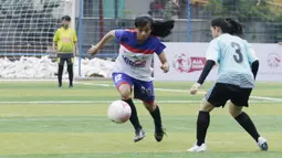 Pemain Uni Papua, Leni yuliani, melewati pemain Footbalicious, saat Kompetisi Nasional AIA Championship for Women 2018 di Lapangan TNI AU, Jakarta, Sabtu (01/12). Dari turnamen ini dipilih 16 orang untuk bertanding di Bangkok. (Bola.com/M Iqbal Ichsan)