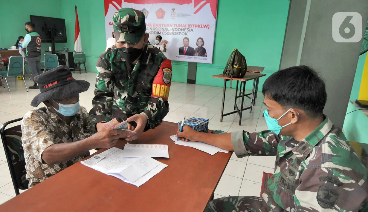 Warga menerima Bantuan Tunai untuk Pedagang Kaki Lima dan Warung (BTPKLW) di Markas Kodim 0508/Depok, Jawa Barat, Rabu (20/10/2021). Penyaluran bantuan dilakukan hingga delapan hari ke depan. (merdeka.com/Arie Basuki)