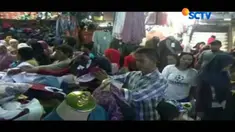 Tak hanya toko seragam yang diserbu, para penjahit pun kebanjiran pesanan.