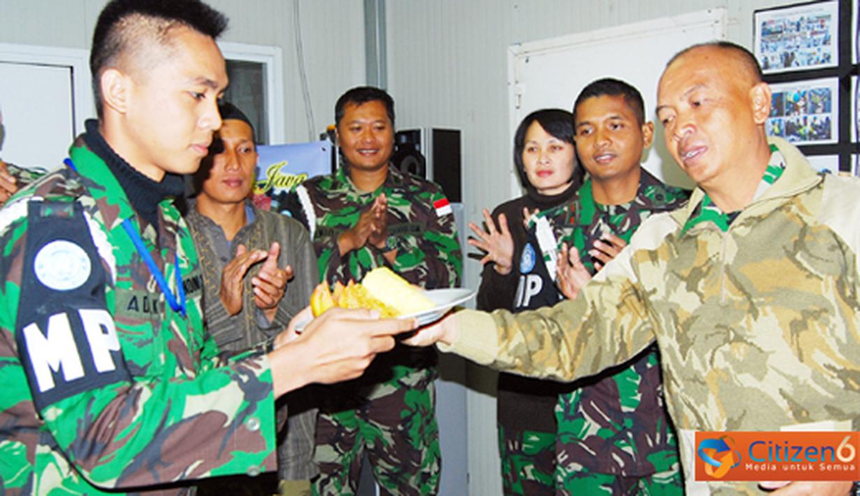 Citizen6, Lebanon: Acara syukuran yang dilakukan oleh segenap personel Satgas Konga XXV-D/Unifil di diawali dengan sholat Maghrib berjamaah, pengajian dan siraman rohani yang dipimpin oleh Perwira Rohani Lettu Cpm Aris Suciadi. (Pengirim: Badarudin Bakri)