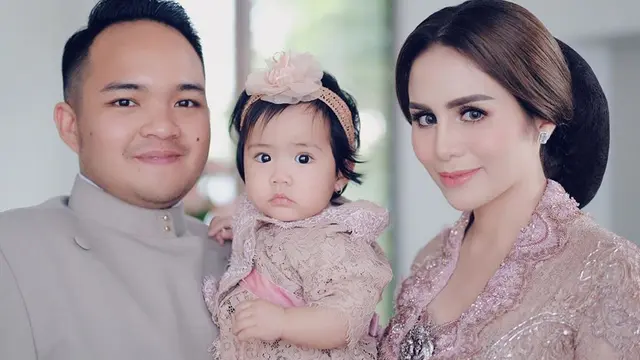 Gaya Momo Geisha dalam Balutan Kebaya, Cantik Menawan