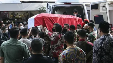 Jenazah almarhum Menpan RB Tjahjo Kumolo tiba dari Rumah Sakit Abdi Waluyo di Rumah Dinas Widya Candra, Jakarta, Jumat (1/7/2022). Tjahjo Kumolo meninggal dunia di RS Abdi Waluyo pada pukul 11.10 WIB karena sakit infeksi paru-paru yang diderita. (Liputan6.com/Johan Tallo)