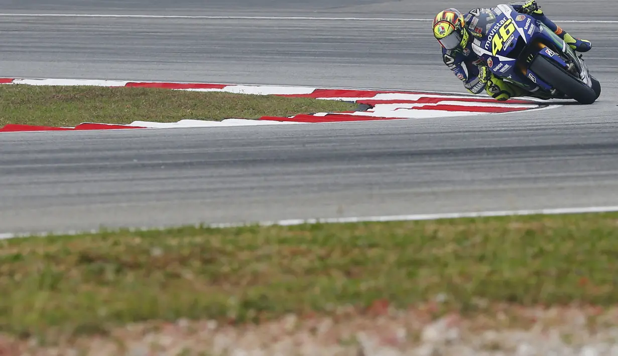 Pembalap Yamaha Valentino Rossi beraksi di lintasan balap selama sesi latihan bebas di Sepang, Malaysia, Sabtu  (24/10/2015). Rossi akan mengunci juara bila Lorenzo tidak bisa menembus 6 besar pada balapan Minggu nanti. (REUTERS/Olivia Harris)
